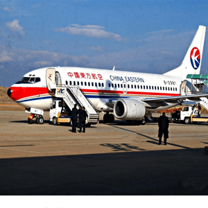 桂林两江航空运输航空快运业稳步发展的原因是什么？